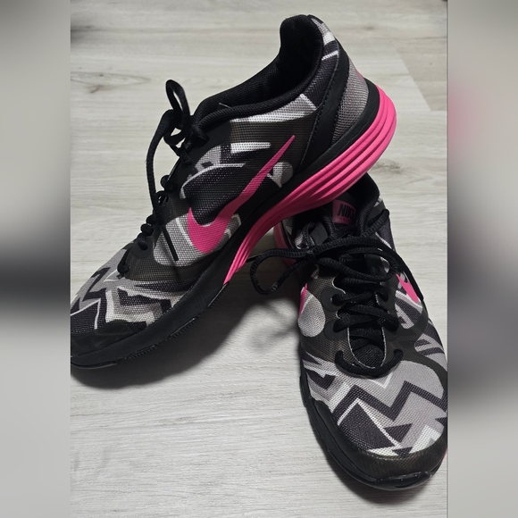 Nike Women's Black and Pink Training Shoes Size 7 - Picture 2 of 6